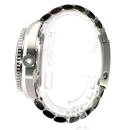 Seitenansicht der Omega Seamaster Planet Ocean GMT Good Planet 232.30.44.22.03.001 mit Edelstahlgehäuse und Armband