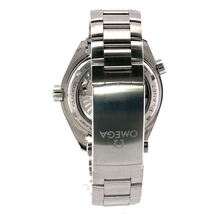 Rückseite und Edelstahlarmband der Omega Seamaster Planet Ocean GMT Good Planet 232.30.44.22.03.001 Uhr.