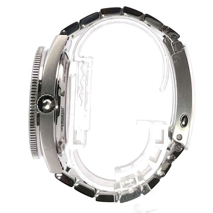 Seitenansicht der Omega Seamaster 300 Master Co-Axial Armbanduhr aus Edelstahl mit poliertem und satiniertem Gehäuse und Armband.