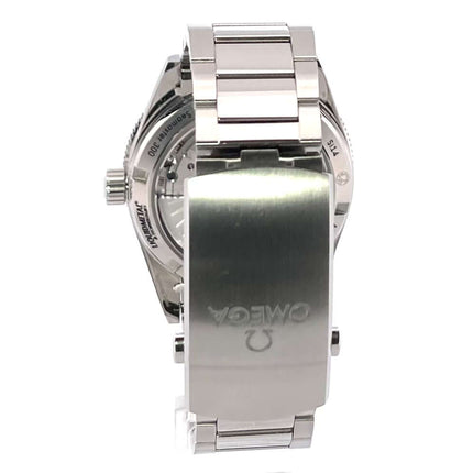 Rückansicht der Omega Seamaster 300 Master Co-Axial 233.30.41.21.01.001 aus Edelstahl mit Sicherheitsfaltschließe, 41 mm Gehäusedurchmesser.