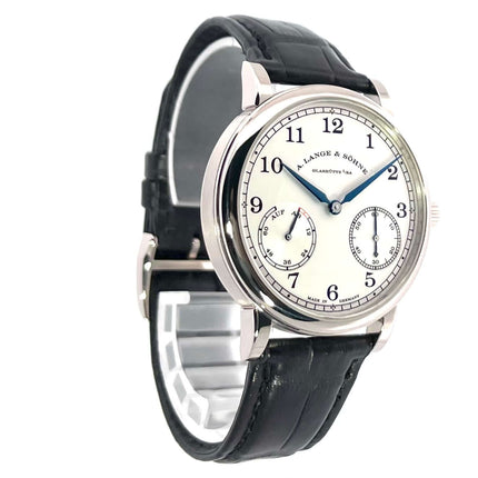 A. Lange & Söhne 1815 Auf/Ab 18 kt Weißgold Ref. 234.026 mit schwarzem Alligatorlederband und silbernem Zifferblatt.