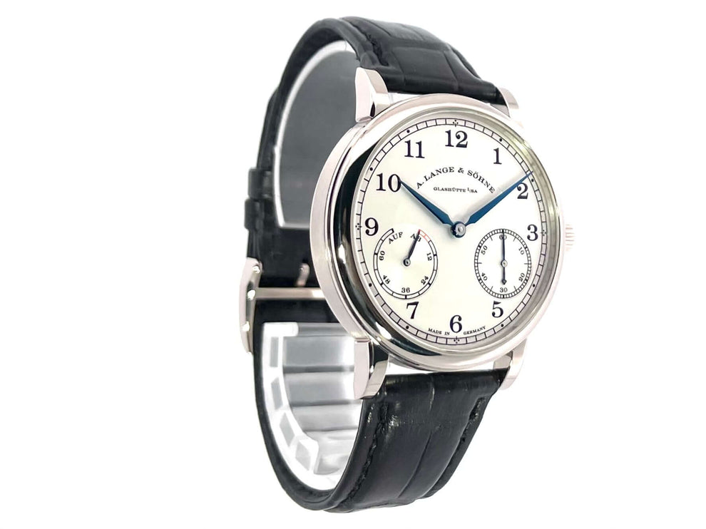 A. Lange & Söhne 1815 Auf/Ab 18 kt Weißgold Ref. 234.026 mit schwarzem Alligatorlederband und silbernem Zifferblatt.