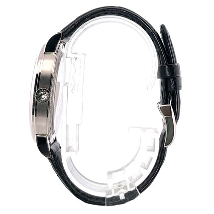 Seitenansicht der A. Lange & Söhne 1815 Auf/Ab 18 kt Weißgold Ref. 234.026 mit schwarzem Alligatorlederband und Weißgold-Dornschließe