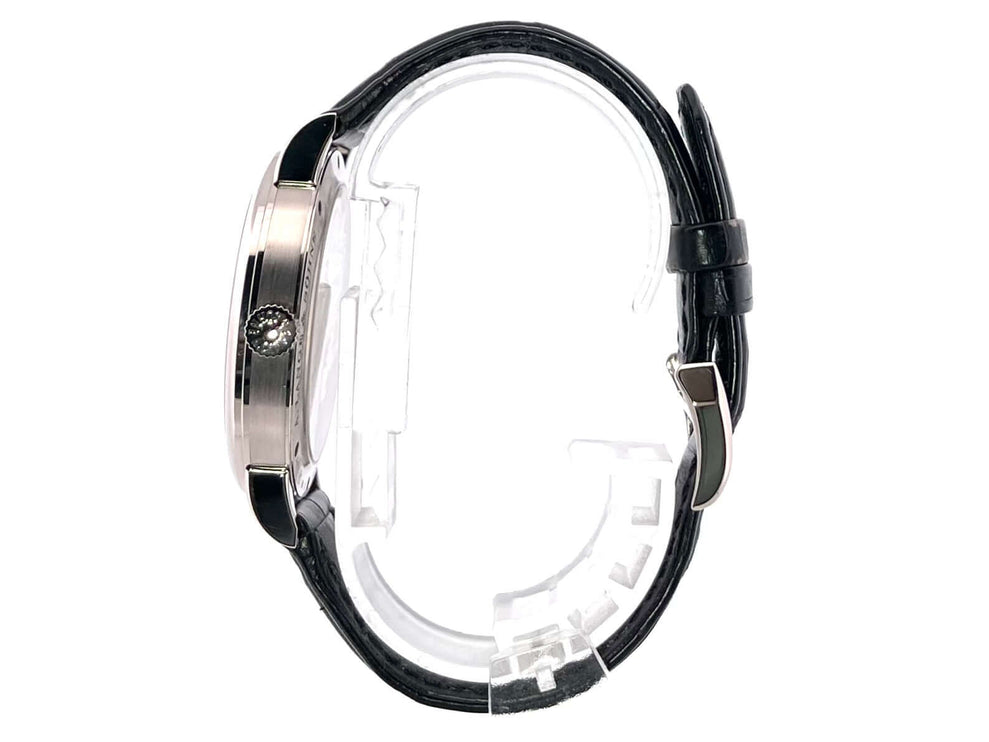 Seitenansicht der A. Lange & Söhne 1815 Auf/Ab 18 kt Weißgold Ref. 234.026 mit schwarzem Alligatorlederband und Weißgold-Dornschließe