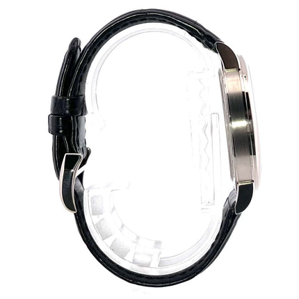 A. Lange & Söhne 1815 Auf/Ab Weißgold Ref. 234.026 Profilansicht mit 18 kt Weißgoldgehäuse und schwarzem Alligatorlederband.