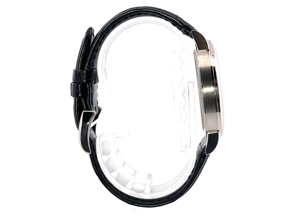 A. Lange & Söhne 1815 Auf/Ab Weißgold Ref. 234.026 Profilansicht mit 18 kt Weißgoldgehäuse und schwarzem Alligatorlederband.