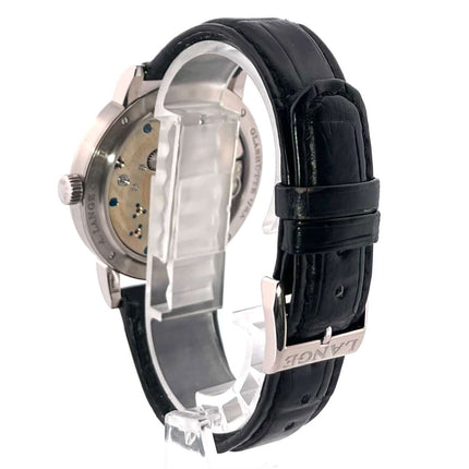 Rückseite der A. Lange & Söhne 1815 Auf Ab Weißgold 234.026 mit schwarzem Alligatorlederband und Dornschließe aus 18 kt Weißgold.