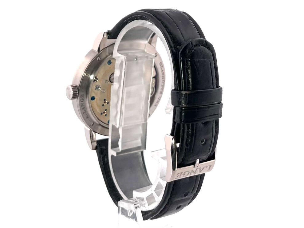 Rückseite der A. Lange & Söhne 1815 Auf Ab Weißgold 234.026 mit schwarzem Alligatorlederband und Dornschließe aus 18 kt Weißgold.