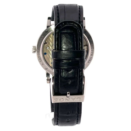 Rückansicht der A. Lange & Söhne 1815 Auf/Ab Uhr, mit schwarzem Alligatorlederarmband und Weißgolddornschließe.