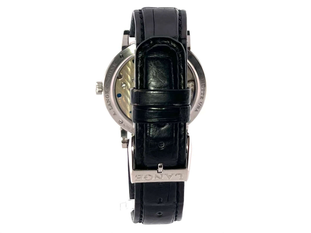 Rückansicht der A. Lange & Söhne 1815 Auf/Ab Uhr, mit schwarzem Alligatorlederarmband und Weißgolddornschließe.