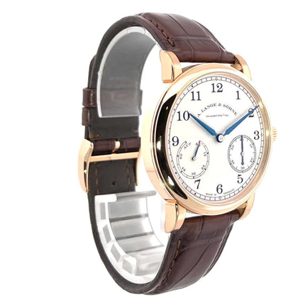 A. Lange & Söhne 1815 Auf/Ab 18 kt Rotgold Ref. 234.032 mit braunem Alligatorlederband und Massiv Silber Zifferblatt, Seitenansicht