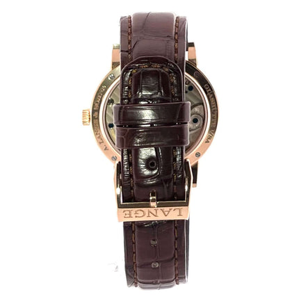 Rückansicht der A. Lange & Söhne 1815 Auf/Ab 18 kt Rotgold Uhr, braunes Alligatorlederarmband, Rotgolddornschließe