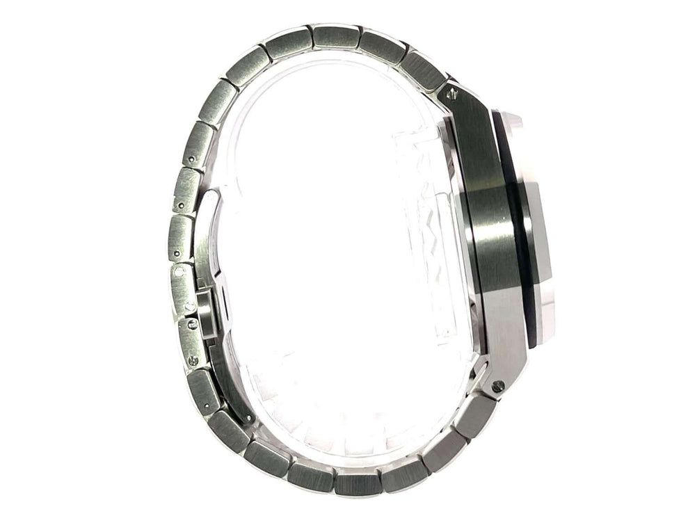 Seitenansicht der Audemars Piguet Royal Oak Offshore 26237ST.OO.1000ST.01 mit poliertem und satiniertem Edelstahlgehäuse und Armband.