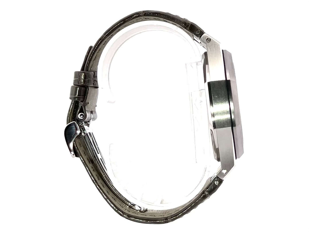 Seitliche Ansicht der Audemars Piguet Royal Oak Chronograph 26325TS.OO.D005CR.01 Leo Messi Uhr mit Alligatorlederarmband.