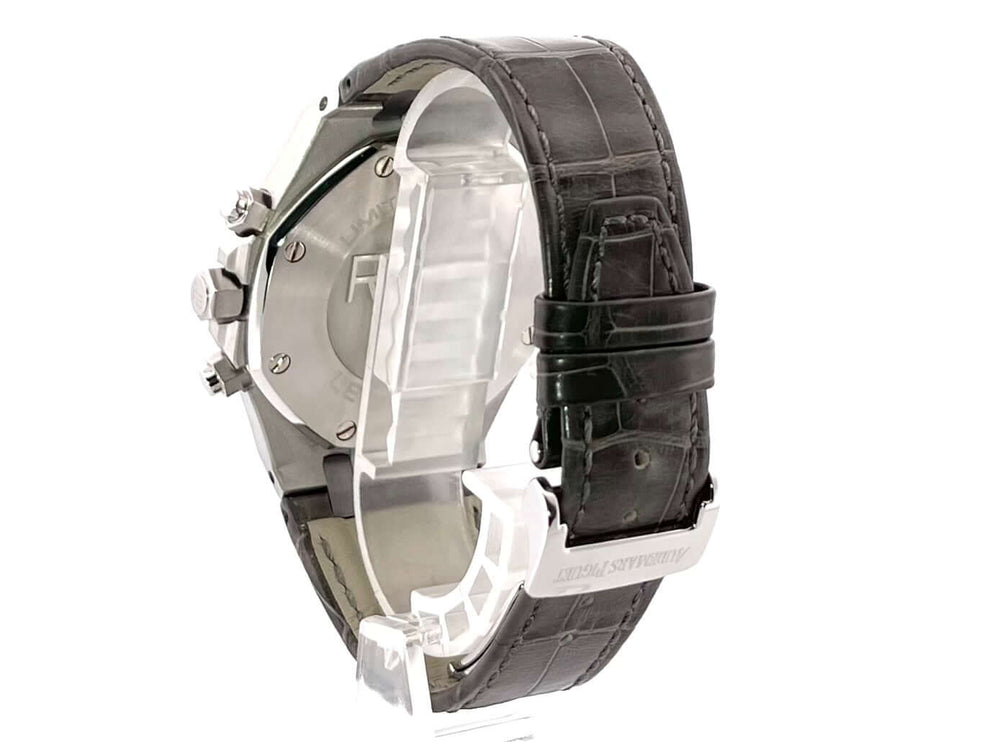 Rückansicht der Audemars Piguet Royal Oak Chronograph 26325TS.OO.D005CR.01 mit schwarzem Alligatorlederarmband und Faltschließe.