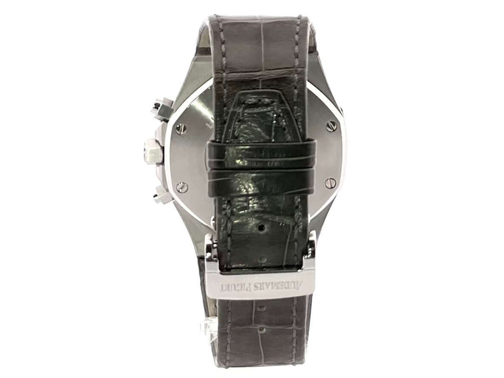 Rückseite der Audemars Piguet Royal Oak Chronograph 26325TS.OO.D005CR.01 Leo Messi mit anthrazitfarbenem Alligatorlederband und Faltschließe.