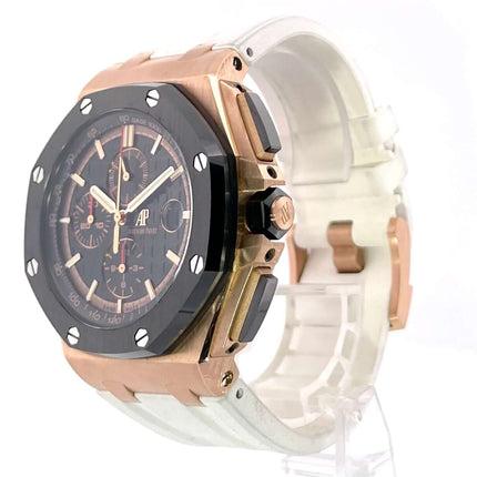 Audemars Piguet Royal Oak Offshore 26401RO.OO.A002CA.02 aus Roségold mit weißem Kautschukband und schwarzem Zifferblatt auf einer Displayhalterung.