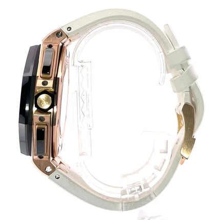 Seitenansicht der Audemars Piguet Royal Oak Offshore 26401RO.OO.A002CA.02 mit 18 kt Roségoldgehäuse und weißem Kautschukband.