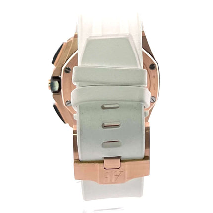 Rückseite der Audemars Piguet Royal Oak Offshore 26401RO.OO.A002CA.02 mit weißem Kautschukband und Dornschließe aus 18 kt Roségold