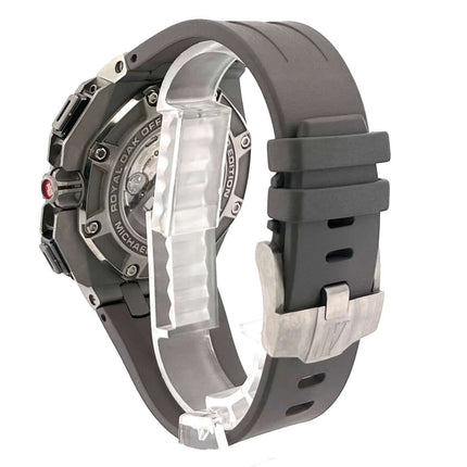 Rückansicht des Audemars Piguet Royal Oak Offshore Chronograph Michael Schumacher 26568IM.OO.A004CA.01 mit grauem Kautschukband.