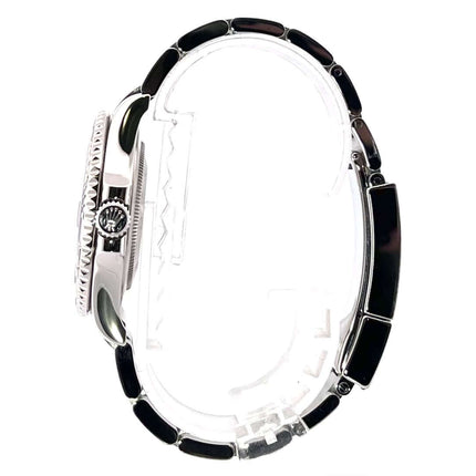 Seitenansicht der Rolex Yacht-Master 37 mit Edelstahlgehäuse und Platin-Lünette, Oyster-Armband aus Edelstahl.