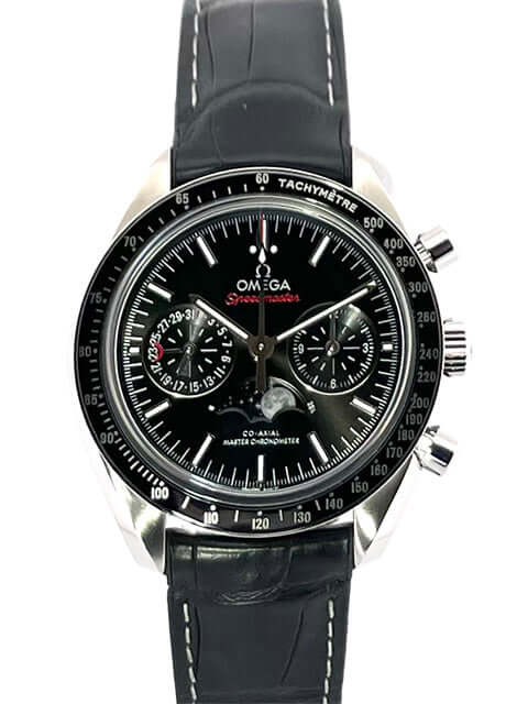 Omega Speedmaster Moonwatch Mondphase Chronometer mit schwarzem Zifferblatt und Krokolederband.