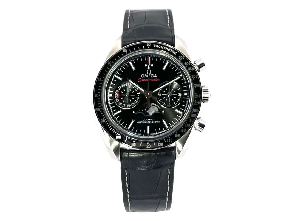 Omega Speedmaster Moonwatch Moonphase Chronometer Ref. 304.33.44.52.01.001 mit Edelstahlgehäuse, schwarzem Zifferblatt und Krokolederband