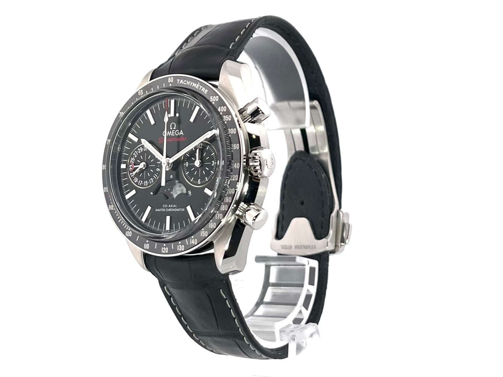 Omega Speedmaster Moonwatch Moonphase Chronometer 304.33.44.52.01.001 mit schwarzem Krokolederband und schwarzem Zifferblatt, Seitenansicht