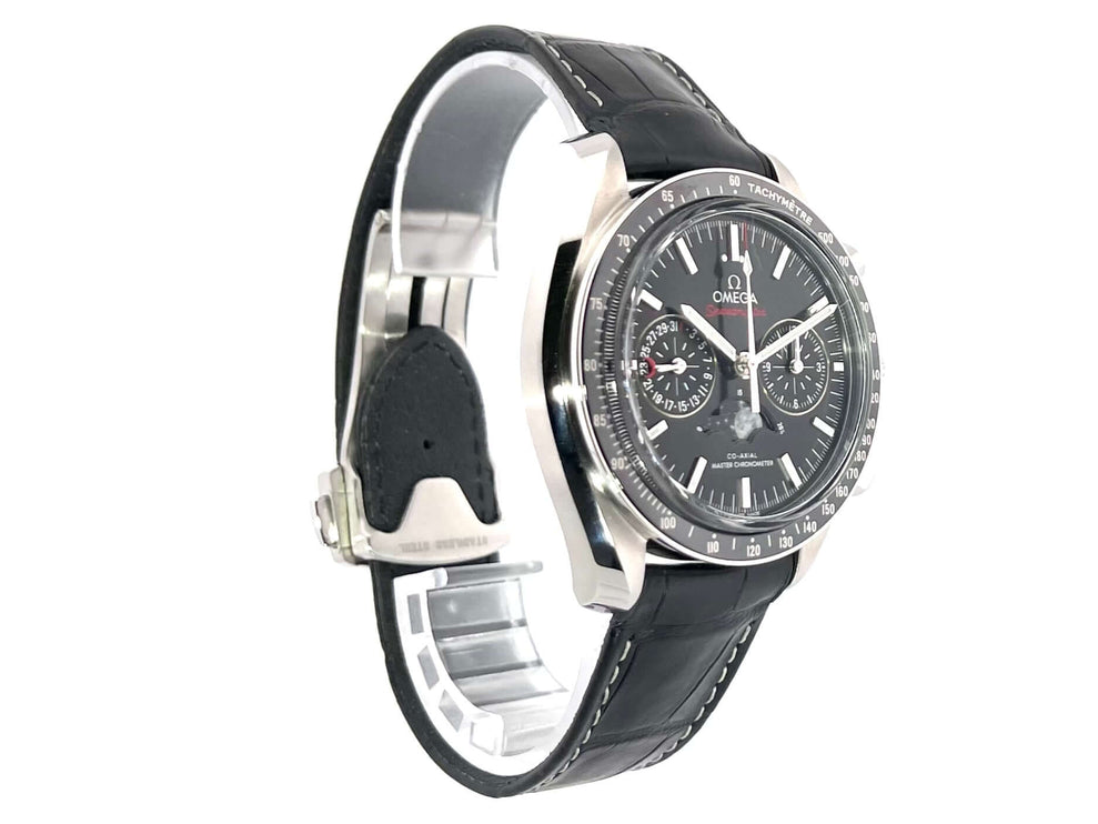 Omega Speedmaster Moonwatch Moonphase Chronometer 304.33.44.52.01.001 mit Edelstahlgehäuse und schwarzem Krokolederarmband