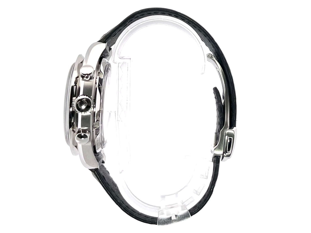 Seitenansicht der Omega Speedmaster Moonwatch Moonphase Chronometer 304.33.44.52.01.001 mit Edelstahlgehäuse und schwarzem Krokolederband