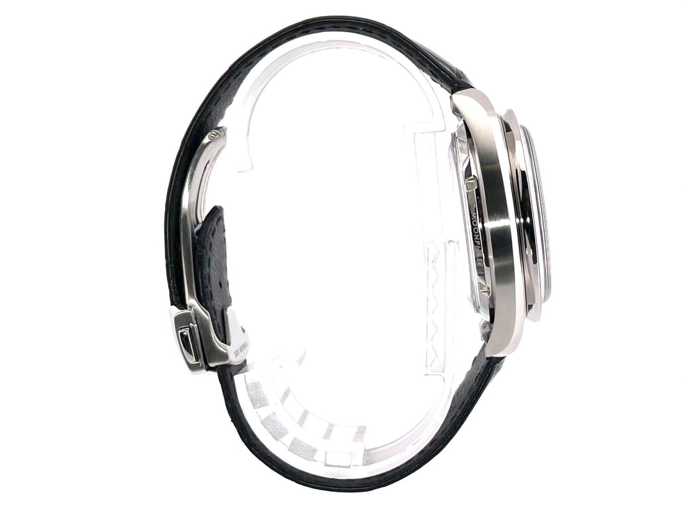 Seitenansicht der Omega Speedmaster Moonwatch Moonphase Chronometer 304.33.44.52.01.001 mit schwarzem Krokolederarmband.