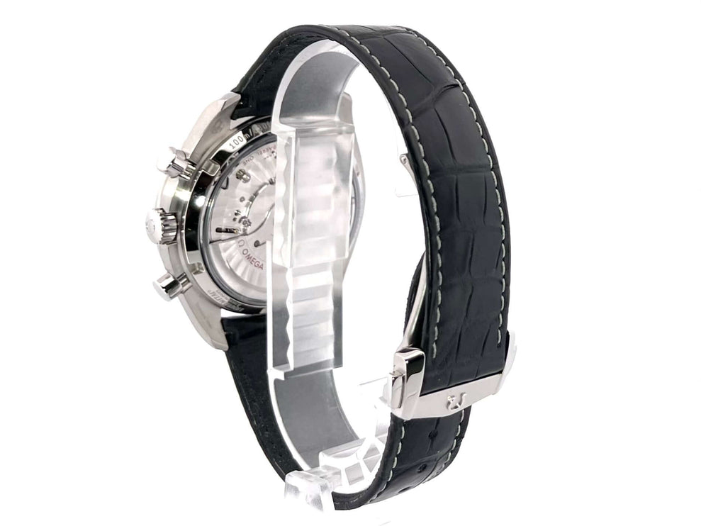 Rückansicht der Omega Speedmaster Moonwatch Moonphase Chronometer 304.33.44.52.01.001 mit schwarzem Krokolederband und Sicherheitsfaltschließe