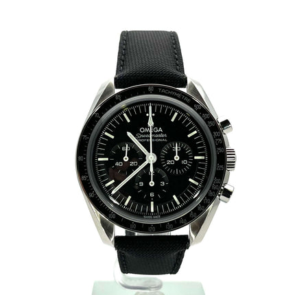 Omega Speedmaster Professional Moonwatch 310.32.42.50.01.001, poliertes Edelstahlgehäuse, schwarzes Zifferblatt und Textilarmband, 42 mm Gehäusedurchmesser.
