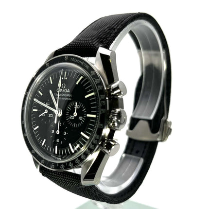 Omega Speedmaster Professional Moonwatch 310.32.42.50.01.001 mit Edelstahlgehäuse und schwarzem Textilarmband auf weißem Hintergrund