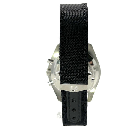 Rückansicht der Omega Speedmaster Professional Moonwatch Ref. 310.32.42.50.01.001 mit schwarzem Textilarmband und Faltschließe