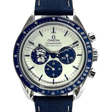 Omega Speedmaster Moonwatch Silver Snoopy Award, Edelstahl Gehäuse, blaues Textilband, silberfarbenes Zifferblatt mit dunklen Chronographenanzeigen.