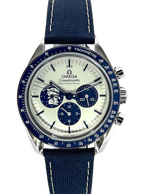 Omega Speedmaster Moonwatch Silver Snoopy Award, Edelstahl Gehäuse, blaues Textilband, silberfarbenes Zifferblatt mit dunklen Chronographenanzeigen.