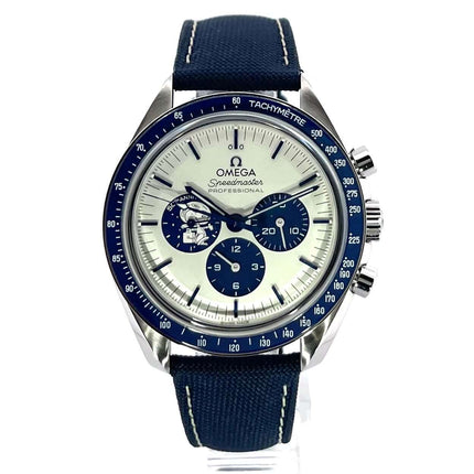 Omega Speedmaster Moonwatch Silver Snoopy Award 310.32.42.50.02.001 mit blauem Textilband und silberfarbenem Zifferblatt