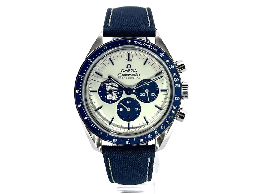 Omega Speedmaster Moonwatch Silver Snoopy Award 310.32.42.50.02.001 mit blauem Textilband und silberfarbenem Zifferblatt