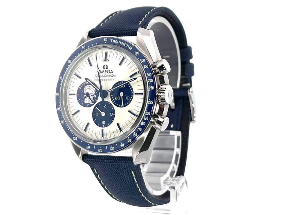 Omega Speedmaster Moonwatch Silver Snoopy Award 310.32.42.50.02.001, Edelstahlgehäuse, blaues Textilband, silbernes Zifferblatt