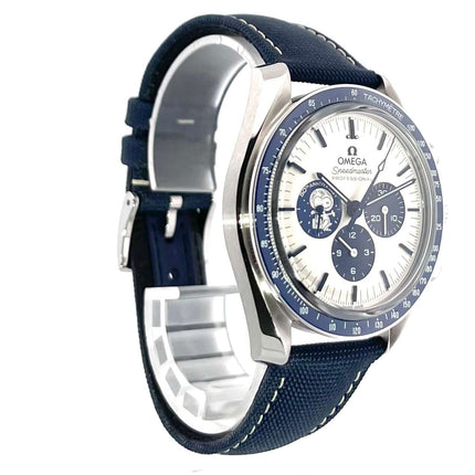 Omega Speedmaster Moonwatch Silver Snoopy Award 310.32.42.50.02.001 mit blauem Textilband und silberfarbenem Zifferblatt
