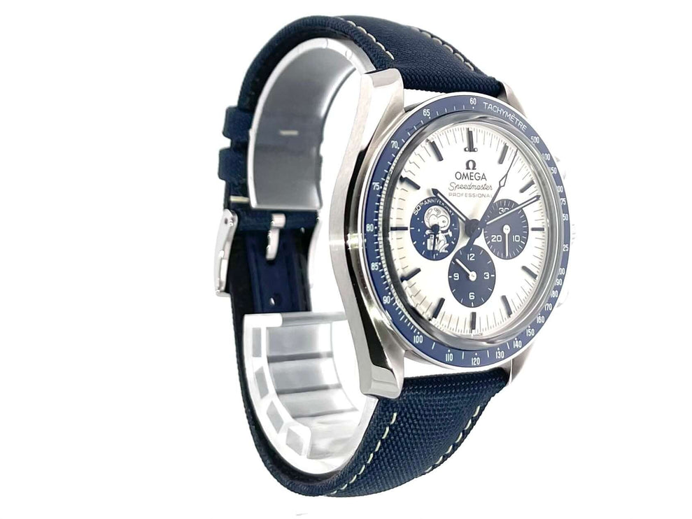 Omega Speedmaster Moonwatch Silver Snoopy Award 310.32.42.50.02.001 mit blauem Textilband und silberfarbenem Zifferblatt