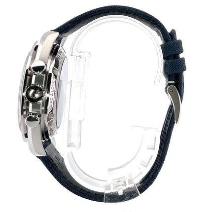 Omega Speedmaster Moonwatch Silver Snoopy Award 310.32.42.50.02.001, Seitenansicht des Edelstahlgehäuses und blauen Textilbands