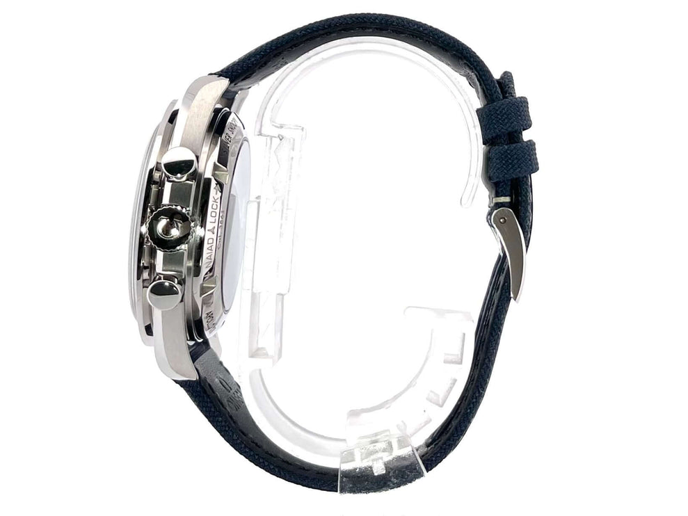 Omega Speedmaster Moonwatch Silver Snoopy Award 310.32.42.50.02.001, Seitenansicht des Edelstahlgehäuses und blauen Textilbands