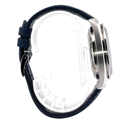 Omega Speedmaster Moonwatch Silver Snoopy Award Seitenansicht mit blauem Textilband und Edelstahlgehäuse