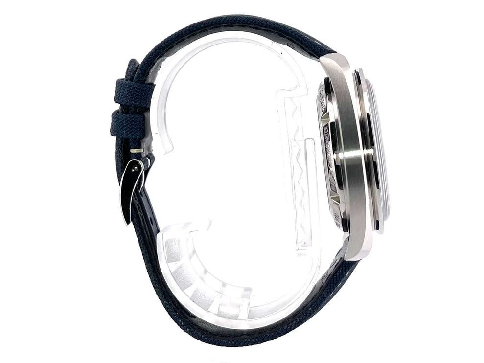 Omega Speedmaster Moonwatch Silver Snoopy Award Seitenansicht mit blauem Textilband und Edelstahlgehäuse