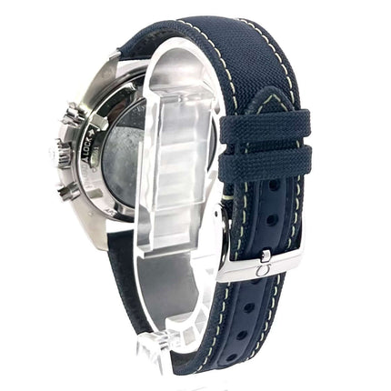 Rückansicht der Omega Speedmaster Moonwatch Silver Snoopy Award mit blauem Textilband und Dornschließe