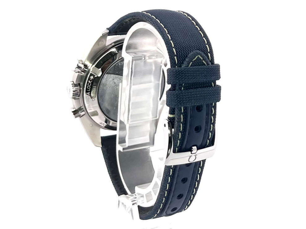 Rückansicht der Omega Speedmaster Moonwatch Silver Snoopy Award mit blauem Textilband und Dornschließe