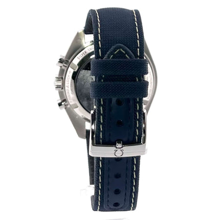 Rückansicht der Omega Speedmaster Moonwatch Silver Snoopy Award mit blauem Textilarmband und Dornschließe