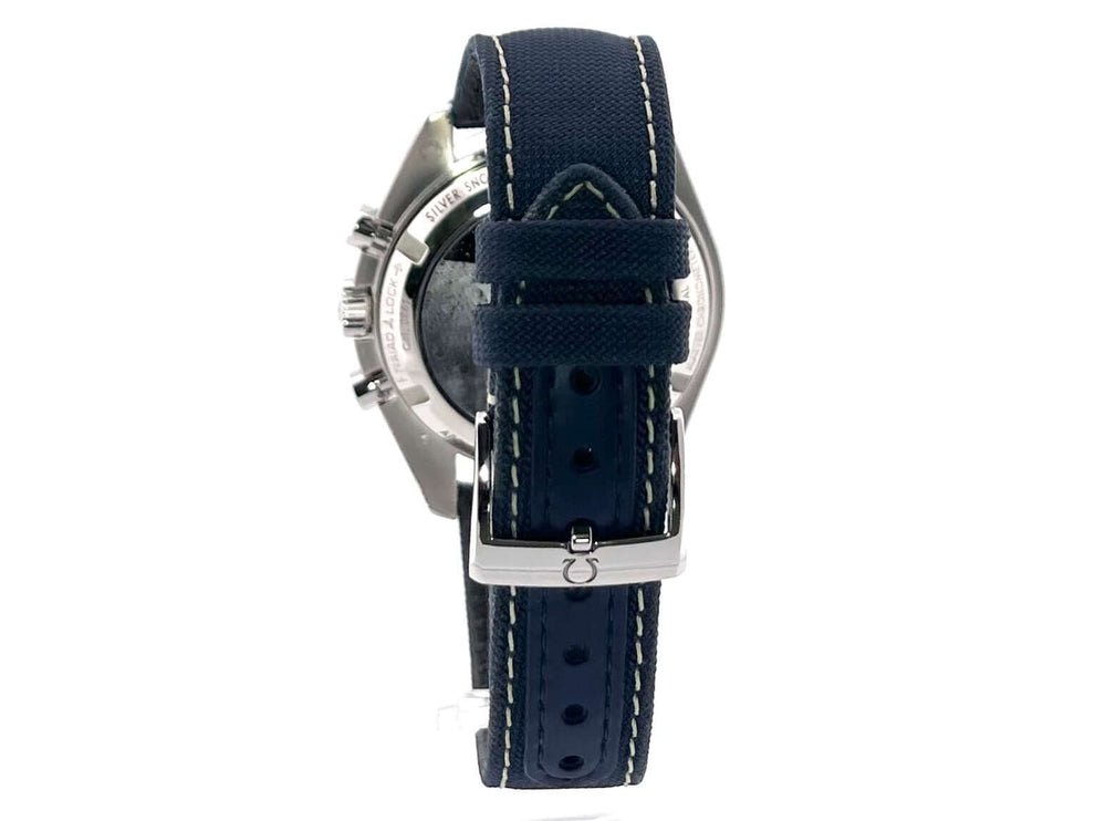 Rückansicht der Omega Speedmaster Moonwatch Silver Snoopy Award mit blauem Textilarmband und Dornschließe